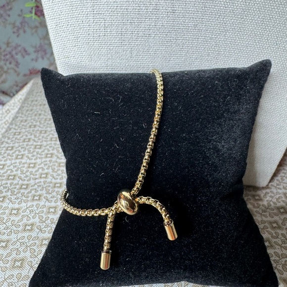 Elegant Gold Bracelet with Crystal Accents - Picture 2 of 2